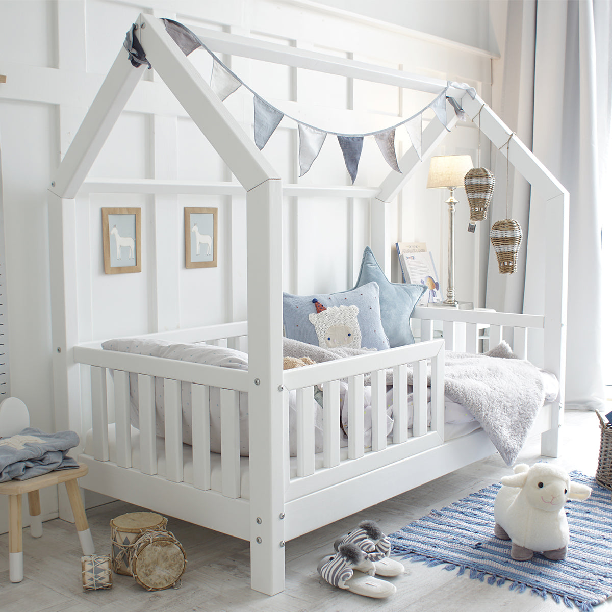 Lit cabane 90x190 barrière et sommier inclus pieds 10 cm Daisy Blanc