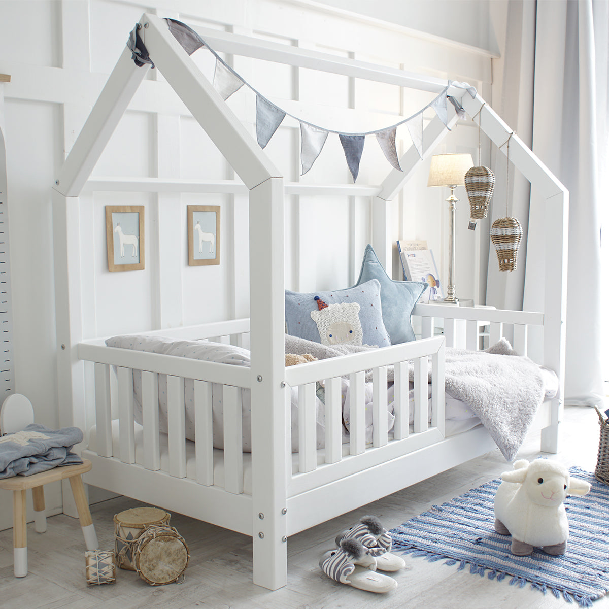 Lit cabane 90x200 barrière et sommier inclus pieds 10 cm Daisy Blanc