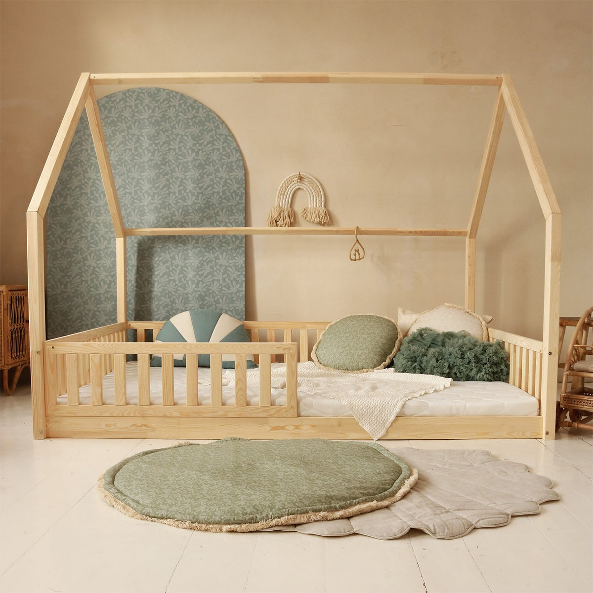 Lit cabane 140x200 barrière et sommier inclus pieds 1 cm Daisy Bois