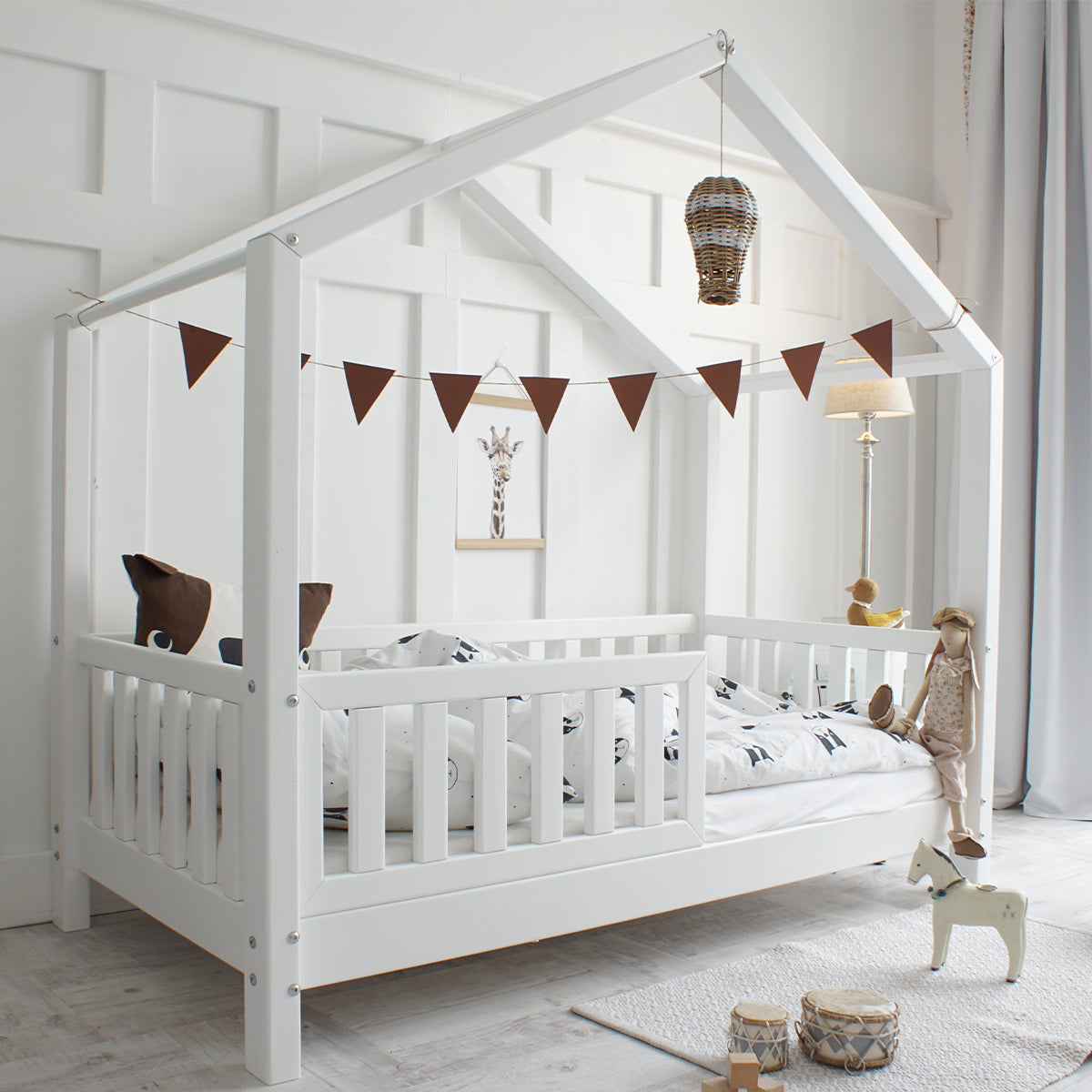 Lit cabane 90x200 barrière et sommier inclus pieds 10 cm Roxane Blanc