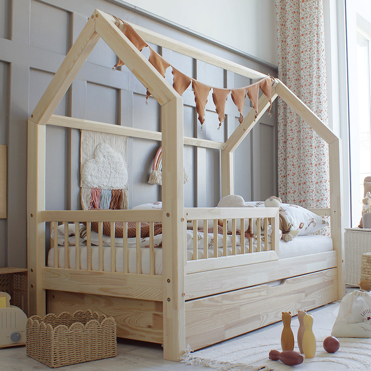 Lit cabane 90x190 barrière sommier et tiroir inclus Sofia Bois