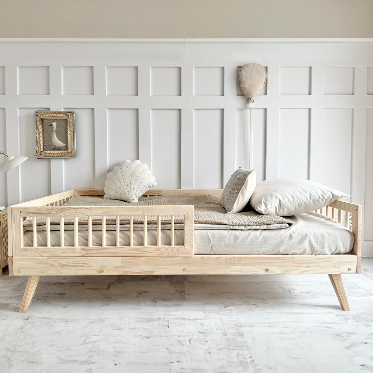 Lit 90x200 barrière et sommier inclus pieds 20 cm Maylis Bois - vue 4
