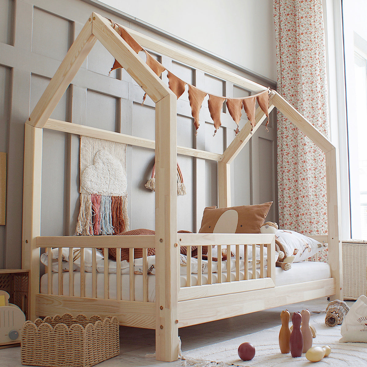 Lit cabane 90x200 barrière et sommier inclus pieds 10 cm Sofia Bois